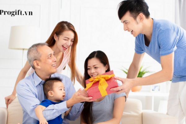 Món quà tặng kèm lời chúc cho ông bà ý nghĩa