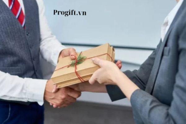 Viết gì khi tặng quà cho đối tác và khách hàng