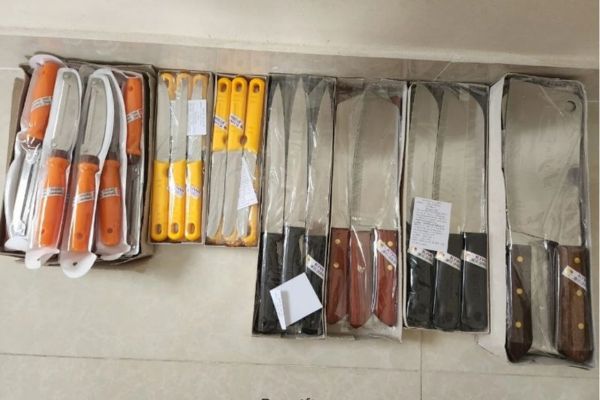 Không nên tặng kim, dao, kéo vì có thể mang đến điềm gở cho người nhận