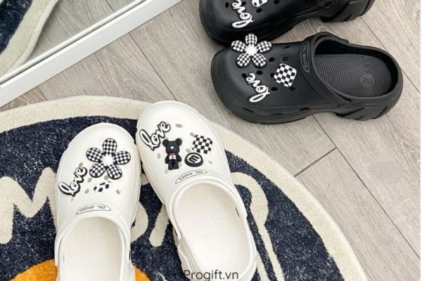 Không nên tặng giày dép vì có thể đó là hành động thiếu tế nhị