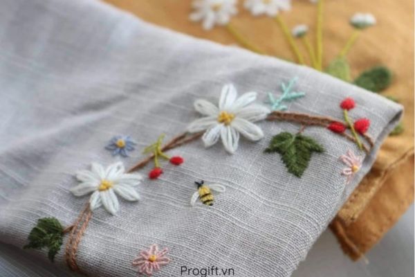 Không nên tặng khăn tay vì có thể mang hàm ý buồn đau