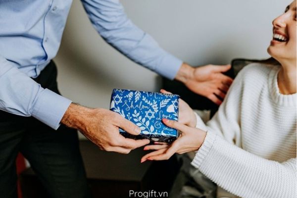 Nên bày tỏ thái độ vui vẻ, biết ơn đối với người tặng dù cho món quà đó có mang ý nghĩa nào