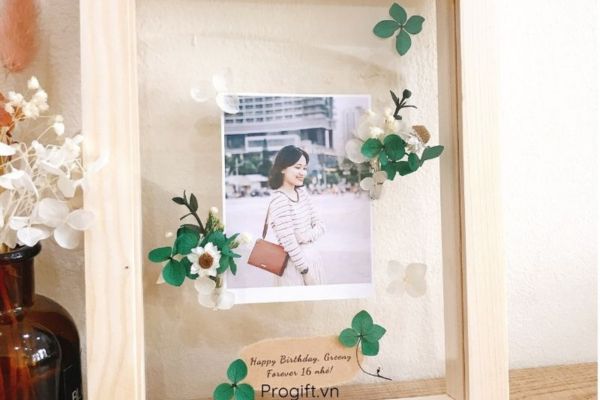 Tặng khung hình kèm với bức ảnh kỷ niệm của 2 bạn chắc chắn sẽ là một món quà vô cùng đặc biệt