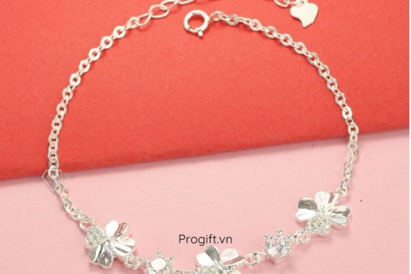 Có thể tặng trang sức như vòng tay, dây chuyền, hoa tai cho bạn thân nữ