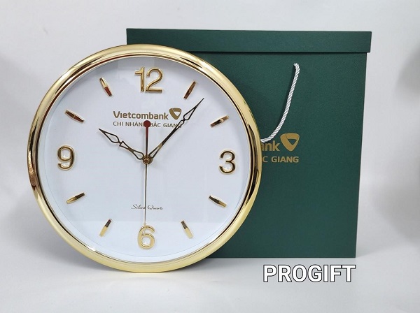 Gia tăng nhận diện thương hiệu với quà tặng đồng hồ treo tường Vietcombank