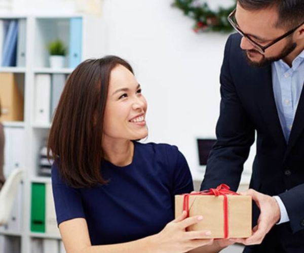 Tặng quà tri ân cho khách hàng giúp duy trì mối quan hệ
