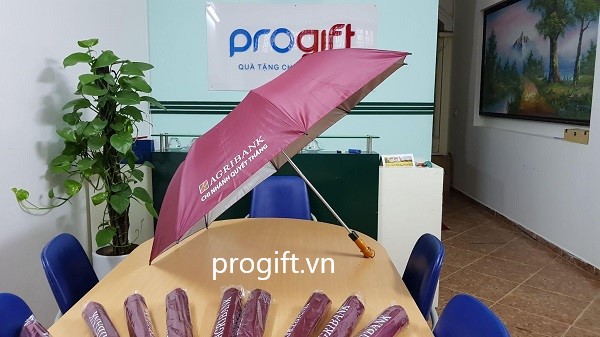 Bộ dù đi mưa làm quà tặng cho khách hàng của Agribank