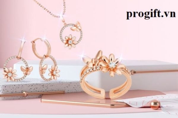 Trang sức là gợi ý số 1 để bạn mua quà tặng sếp nữ lên chức