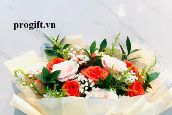 Bó hoa tươi là một quà tặng sếp lên chức phổ biến thường dành cho phụ nữ