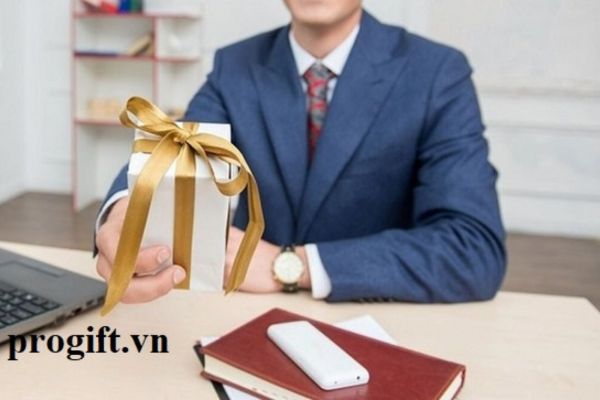 Một số điều cần lưu ý khi mua quà tặng thăng chức cho sếp