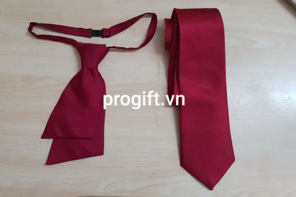 Cà vạt và thắt lưng Sách