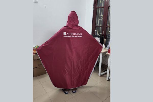 Tặng áo mưa thể hiện sự quan tâm của doanh nghiệp đến người nhận
