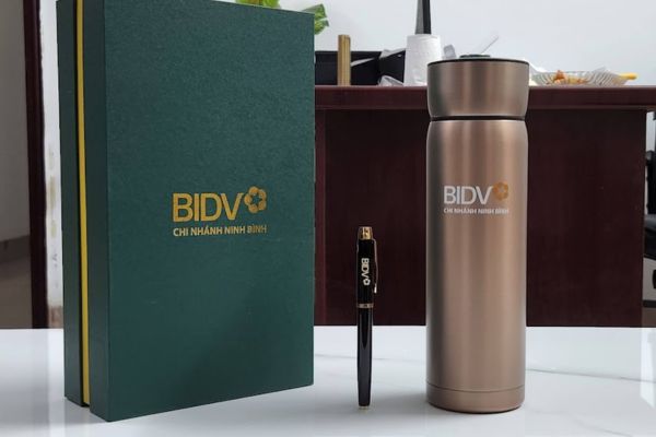 Bình giữ nhiệt là quà tặng thương hiệu thiết thực
