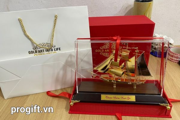Thuyền buồm mạ vàng