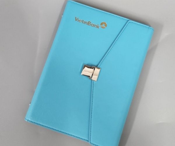 Sổ da bị dính nước sẽ ảnh hưởng đến chất lượng bìa da