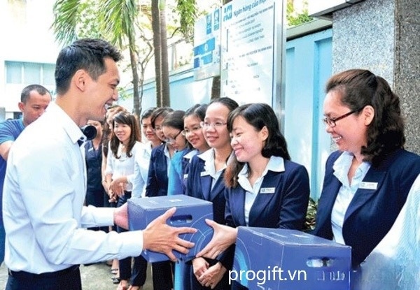 Chọn một món quà ý nghĩa sẽ làm cho nhân viên cảm thấy phấn khởi