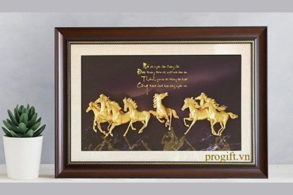 Tranh mạ vàng Bát Mã Truy Phong