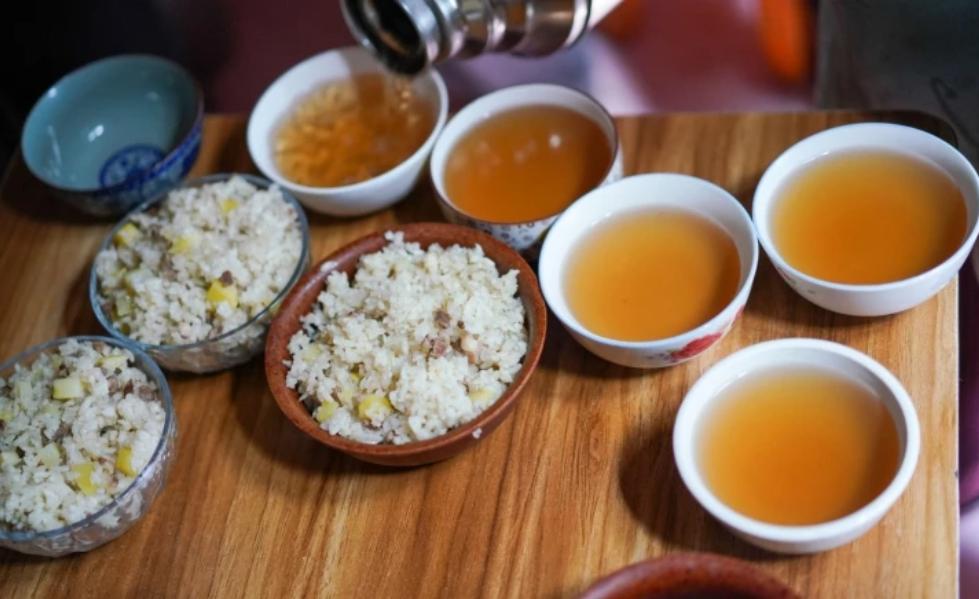 Vào mùa Xuân, người Mông Cổ thường uống trà đen/хар цай (Ảnh: sưu tầm)