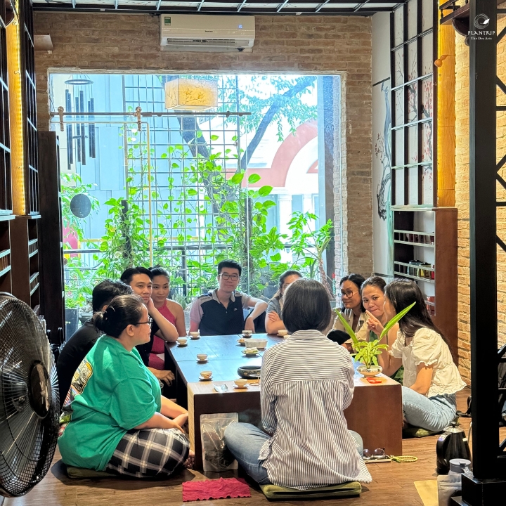 Không khí thưởng trà ấm cúng, thanh tao và vui vẻ cùng những câu chuyện trà thú vị.