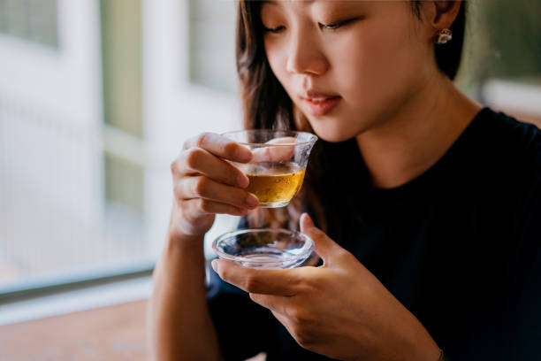 Trà chứa caffeine nhẹ, có thể giúp tăng cường sự tỉnh táo, tăng cường năng lượng và tập trung.