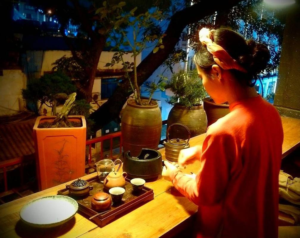 Trà Nương là những cô gái pha trà mời khách tại các quán, phòng trà (Ảnh: sưu tầm)
