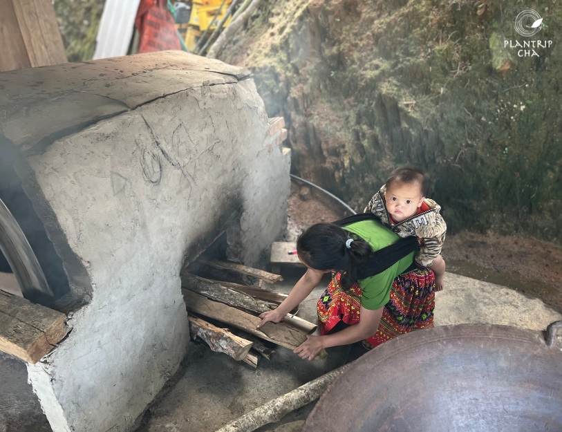 Sau khi hái, trà sẽ được sao thủ công hoàn toàn, mỗi nhà trà sẽ có một công thức làm trà gia truyền khác nhau.