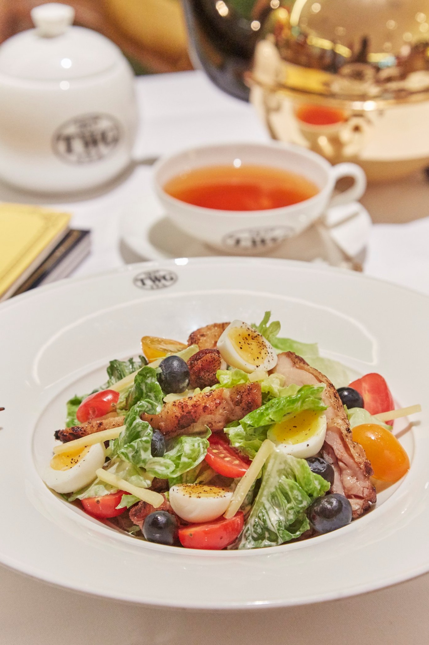 Cảm nhận hương vị độc đáo khi ăn salad gà và thưởng thức trà đen Earl Grey (Ảnh: sưu tầm) 