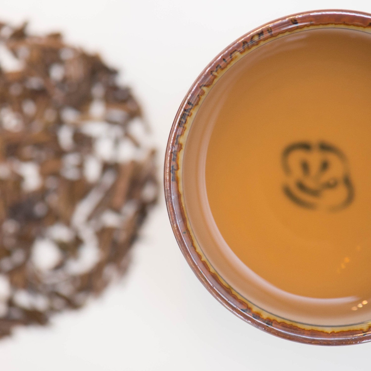 Nếu bạn nhạy cảm với caffeine, trà lá Houjicha có thể là giải pháp hoàn hảo. 