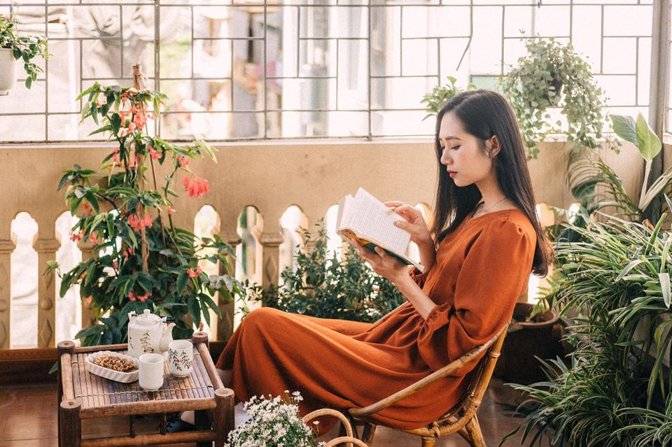 Giới trẻ đồng thời cũng chuộng tìm đến những chốn thưởng trà an yên với tách trà ấm nóng, thơm lừng (Ảnh: sưu tầm)