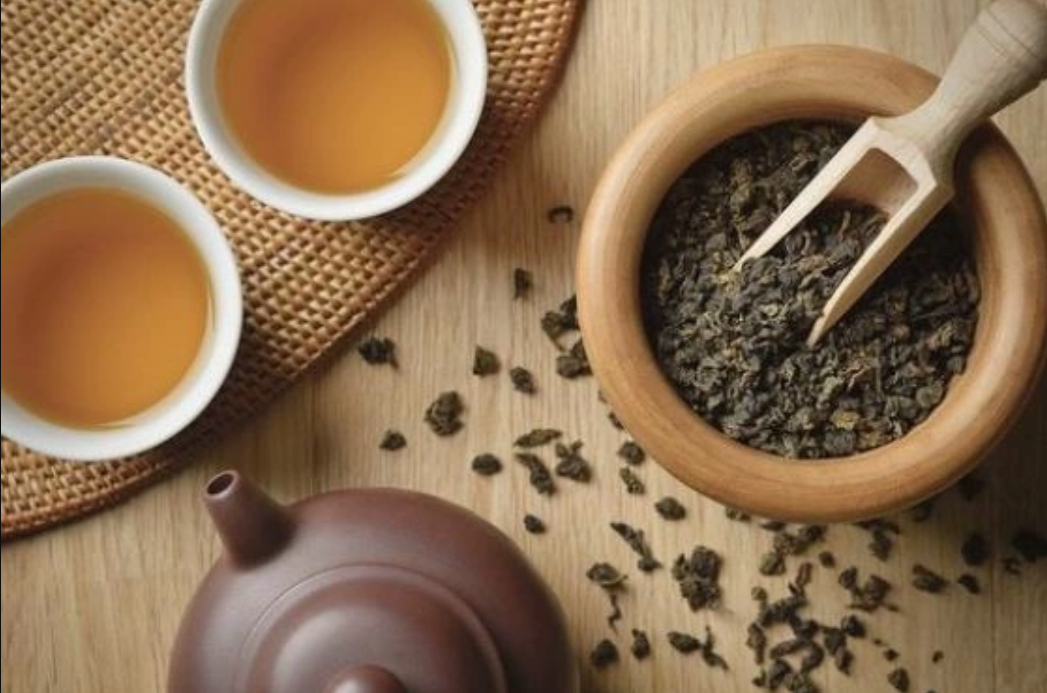 Trà Oolong rang - thức trà phù hợp để uống cùng những viên socola trắng ngọt ngào (Ảnh: sưu tầm)