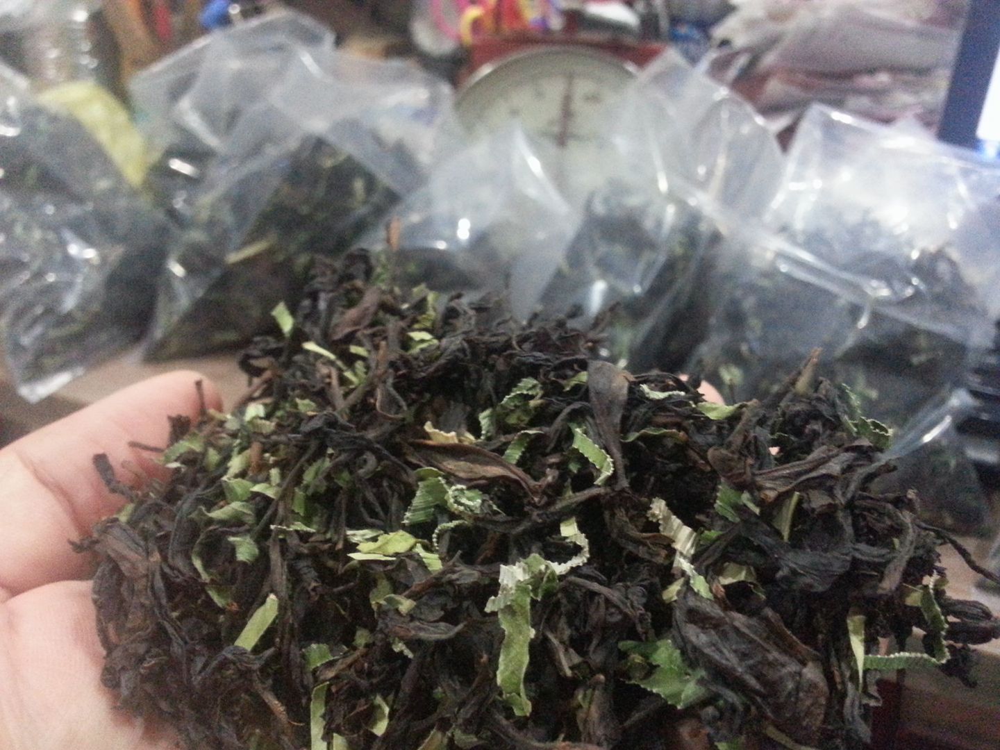Trà Phú Hội thường được ướp hương với lá dứa, lá ba ren, lá trà phật, tạo nên hương vị đặc trưng (Ảnh: sưu tầm)