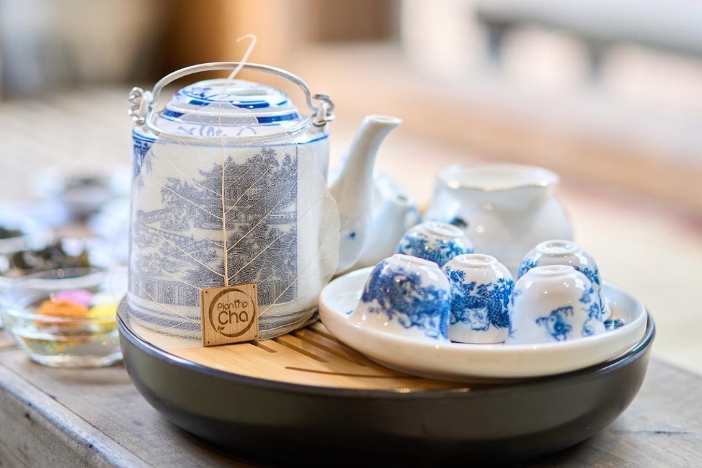 Bộ ấm trà gốm sứ men lam đặc trưng của miền Nam được dùng trong sự kiện