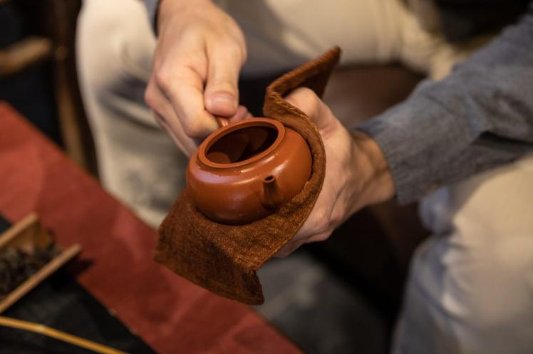 Dùng khăn mềm lau sạch phần nước trà bám trên bề mặt ấm sau mỗi lần sử dụng (Ảnh: sưu tầm)