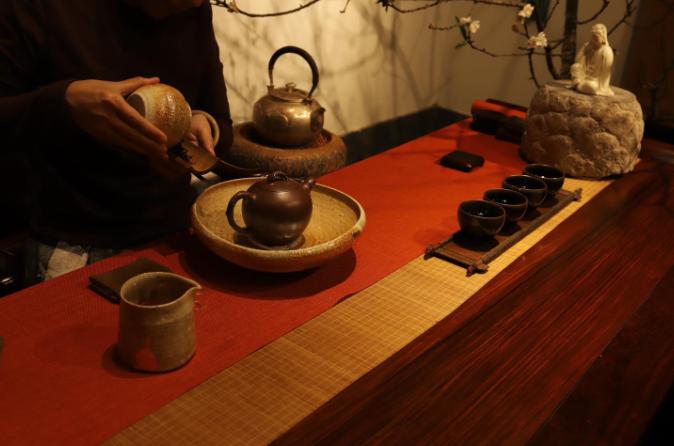 Chăm sóc và dưỡng ấm tử sa là thói quen cần có trong mỗi buổi uống trà (Ảnh: sưu tầm)