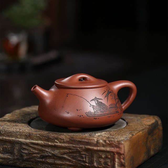 Các sản phẩm ấm tử sa Nghi Hưng thật thường có giấy chứng nhận của nghệ nhân để khách hàng yên tâm khi chọn mua (Ảnh: sưu tầm)