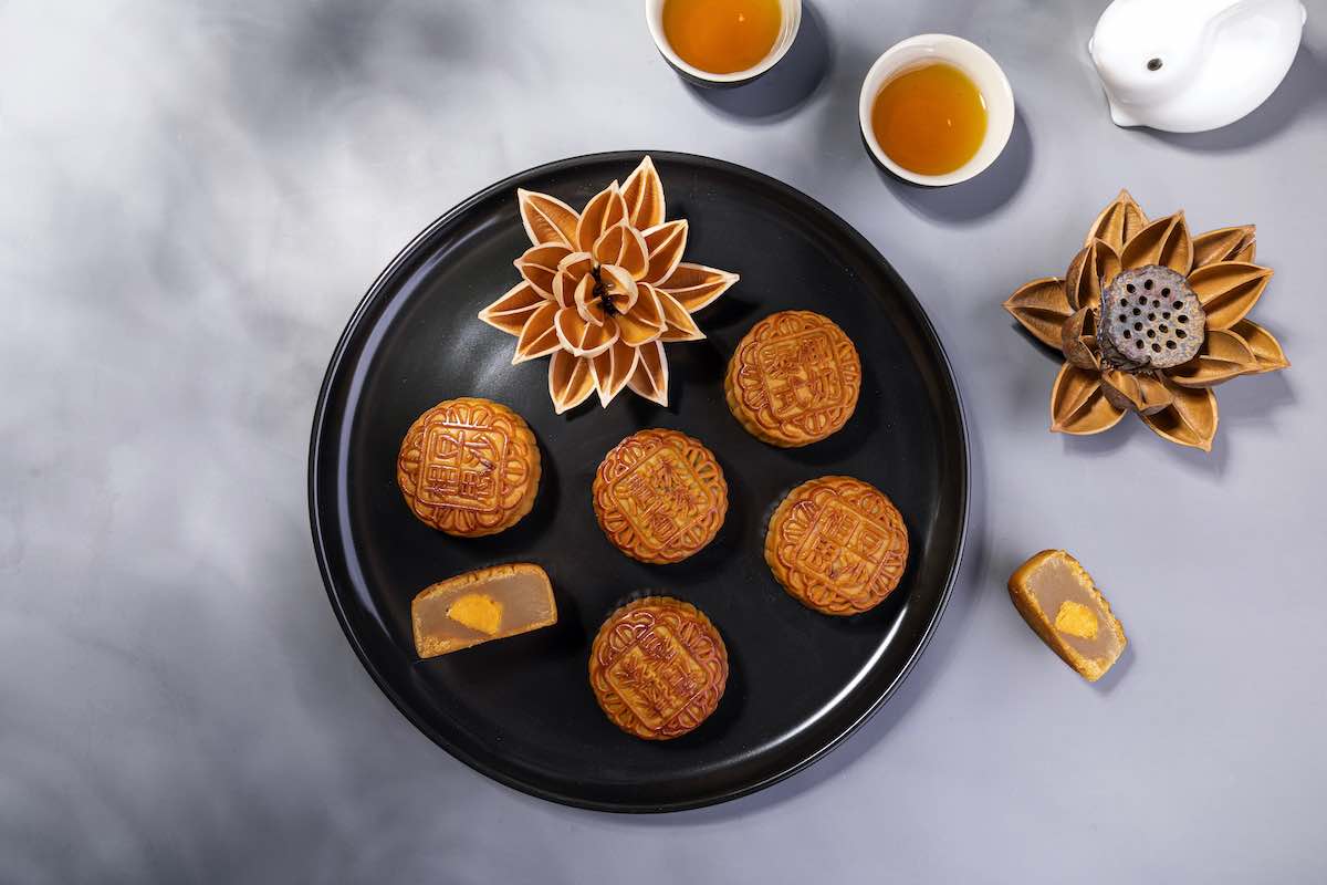 Bánh trung thu nhân hạt sen thưởng thức cùng trà oolong giúp cân bằng vị ngọt tự nhiên của bánh (Ảnh: sưu tầm)