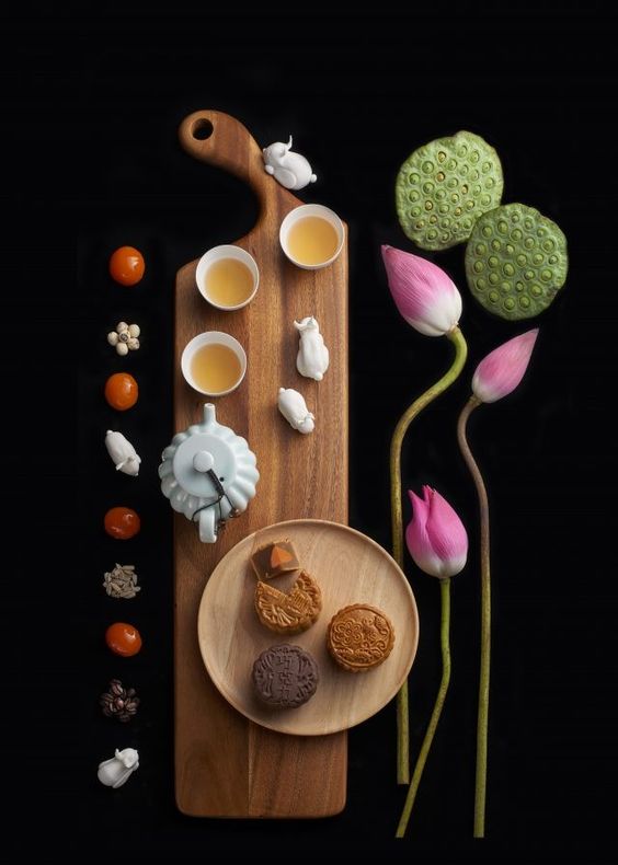 Trà oolong Đài Loan hoặc trà Bạch Hào Ngân Châm giúp cân bằng hương vị của bánh trung thu nhân đậu đỏ (Ảnh: sưu tầm)