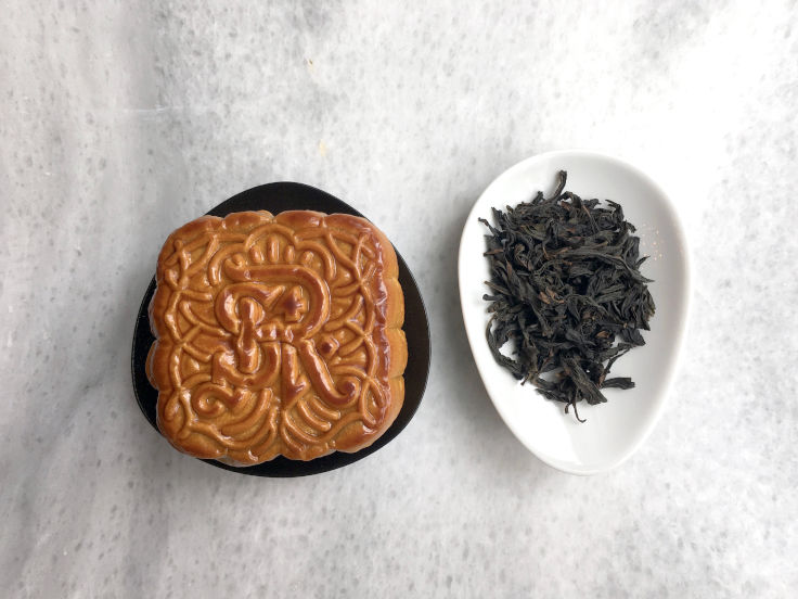 Hương vị tinh tế của bánh trung thu chay sẽ trở nên nổi bật khi được thưởng thức cùng trà Lapsang Souchong (Ảnh: sưu tầm)