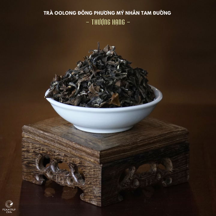 Hình dáng lá trà khô của Trà Oolong Đông Phương Mỹ Nhân Tam Đường Thượng Hạng khá đặc biệt với các dòng trà oolong khác.