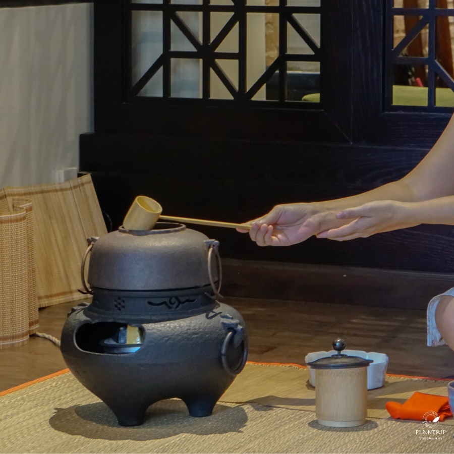 Hoạt động pha trà, thưởng trà trong buổi workshop do Plantrip Cha tổ chức.