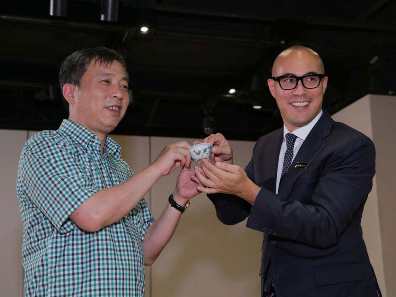 Tỷ phú Liu Yiqian đã chiến thắng phiên đấu giá và trở thành chủ nhân của chung trà cổ quý hiếm với số tiền 36,3 triệu đô la (Ảnh: sưu tầm)