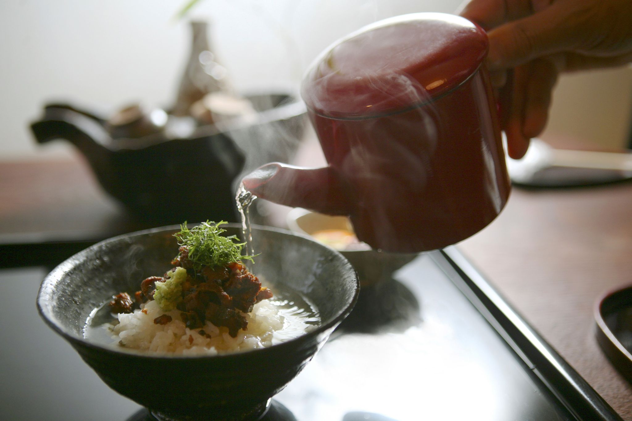 Cơm chan nước nóng Ochazuke đã xuất hiện khá lâu tại Nhật Bản, từ thời Heian (794 – 1185) (Ảnh: sưu tầm)