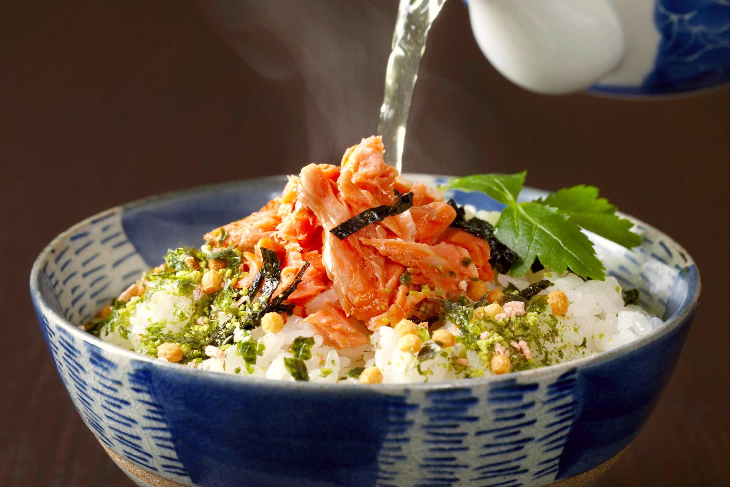 Cơm chan nước trà Ochazuke có hương vị mộc mạc, dân dã với cơm trắng, nước trà xanh, gia vị truyền thống và những món mặn (Ảnh: sưu tầm)