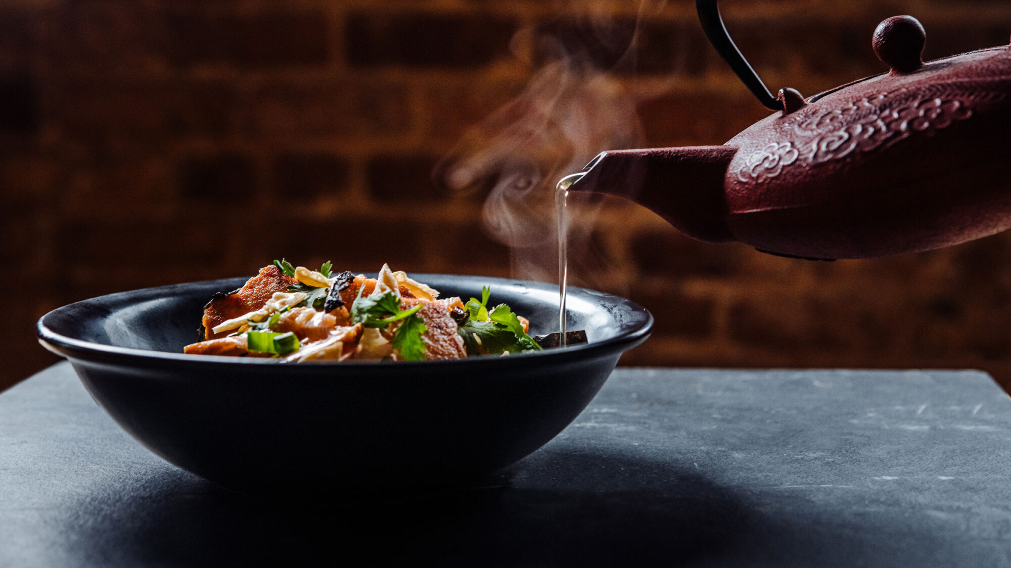 Nước trà dùng trong món Ochazuke là trà xanh gạo lứt rang, trà xanh rang hoặc trà vị đậm bancha (Ảnh: sưu tầm)