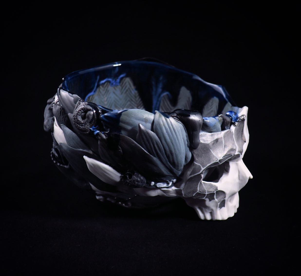 Tác phẩm chén uống trà “Xương sọ xanh” (Ảnh: sưu tầm)