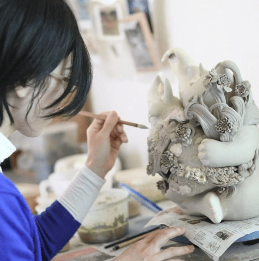 Nữ nghệ nhân Nhật Bản Oishi Sayaka bên tác phẩm gốm độc đáo của mình (Ảnh: sưu tầm)