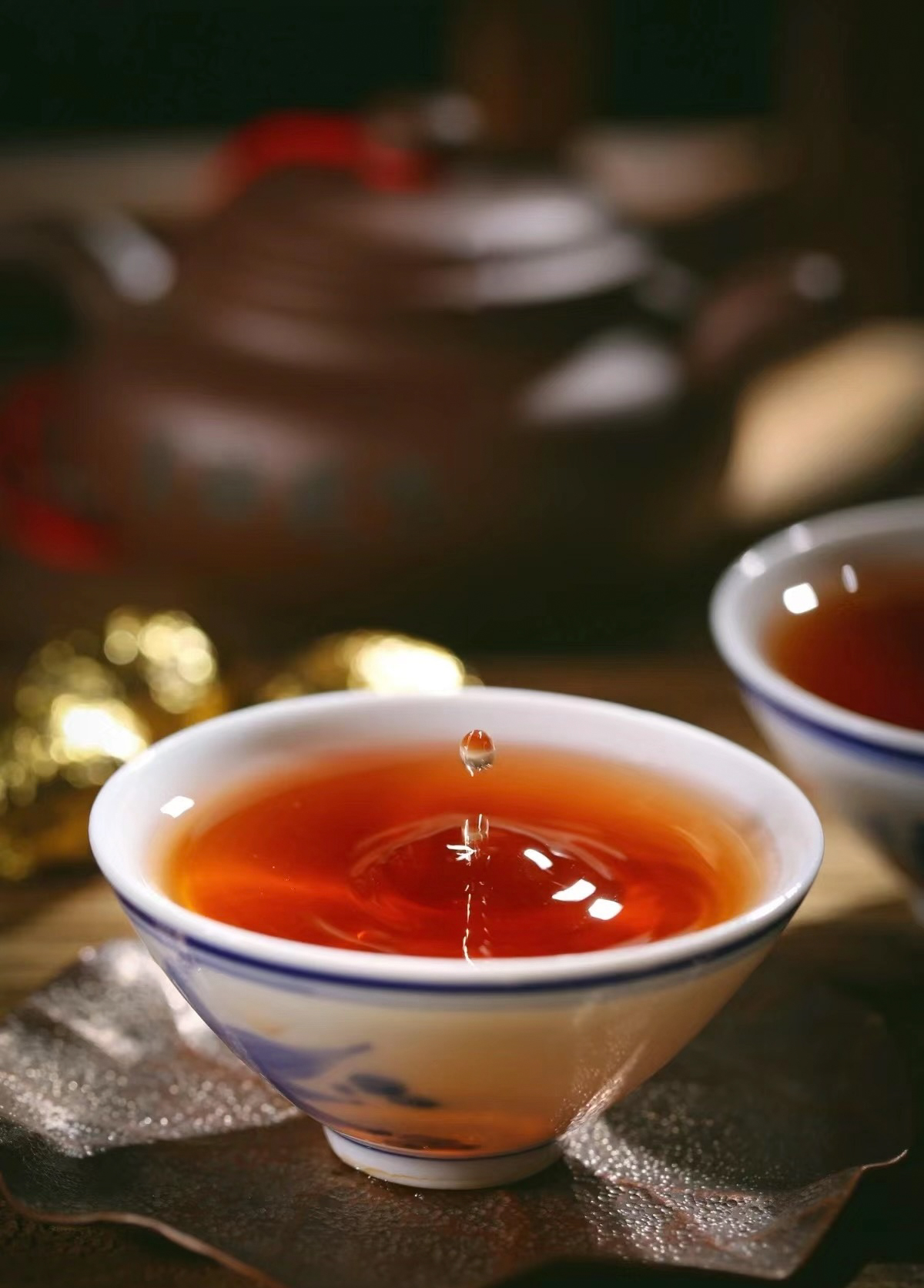 Đại Hồng Bào mang màu nước đỏ cam đặc trưng, mang vị ngọt dịu êm và hương lan độc đáo (Ảnh: Sưu tầm)