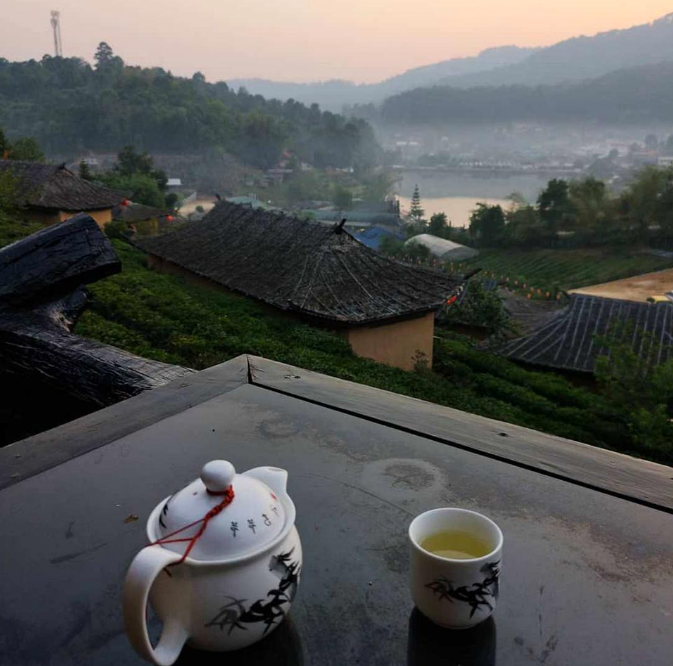 Phần thưởng cuối hành trình là những phút thảnh thơi bên tách trà giữa khung cảnh yên bình tại làng Ban Rak Thai (Ảnh: sưu tầm)