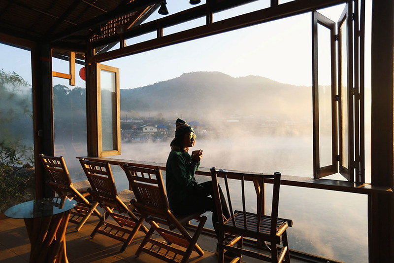 Ngắm bình minh và thưởng thức một tách trà nóng thơm lừng là trải nghiệm đắt giá tại ngôi làng đẹp nhất Thái Lan (Ảnh: sưu tầm)
