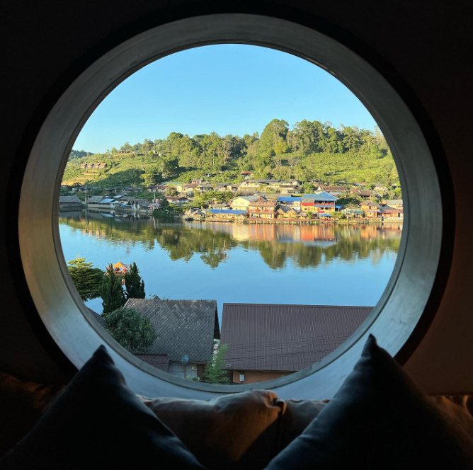Ngắm nhìn mặt hồ tĩnh lặng ngay bên ngoài khung cửa trong kỳ nghỉ tại Lee Wine Ruk Thai Resort